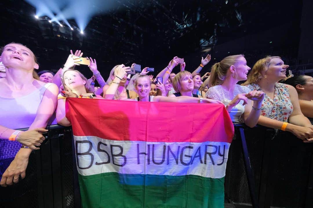 backstreetboysさんのインスタグラム写真 - (backstreetboysInstagram)「Hungary! What an amazing night, thank you for best end to the European leg of our #DNAWorldTour #BSBHUN」6月27日 2時35分 - backstreetboys
