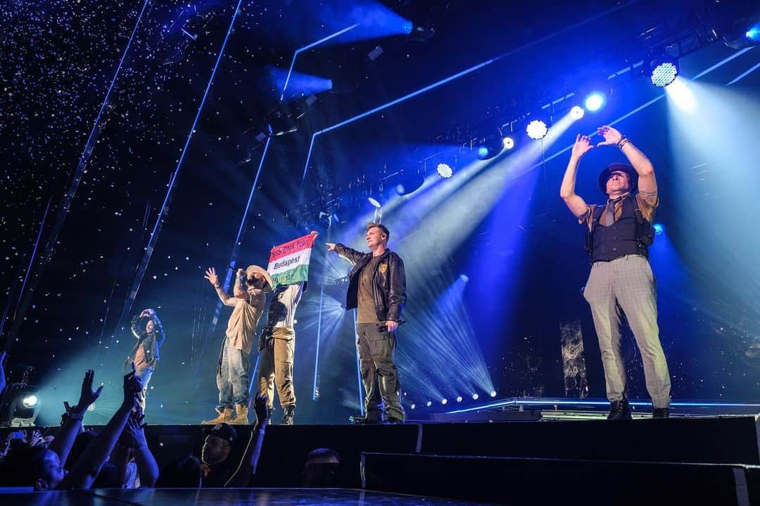 backstreetboysさんのインスタグラム写真 - (backstreetboysInstagram)「Hungary! What an amazing night, thank you for best end to the European leg of our #DNAWorldTour #BSBHUN」6月27日 2時35分 - backstreetboys