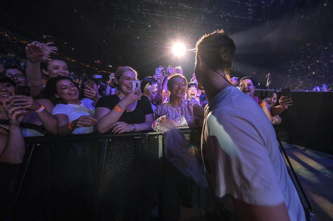 backstreetboysさんのインスタグラム写真 - (backstreetboysInstagram)「Hungary! What an amazing night, thank you for best end to the European leg of our #DNAWorldTour #BSBHUN」6月27日 2時35分 - backstreetboys