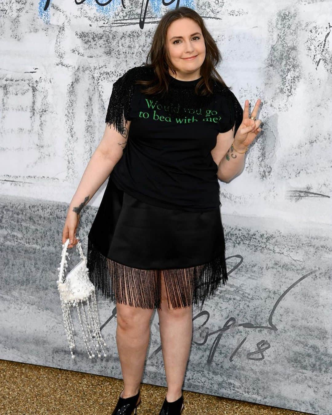 レナ・ダナムさんのインスタグラム写真 - (レナ・ダナムInstagram)「Leave it to @christopherkane to dress me in black frills and a proposition 💚 Fun night @serpentineuk. #WouldYouGoToBedWithMe」6月27日 2時39分 - lenadunham