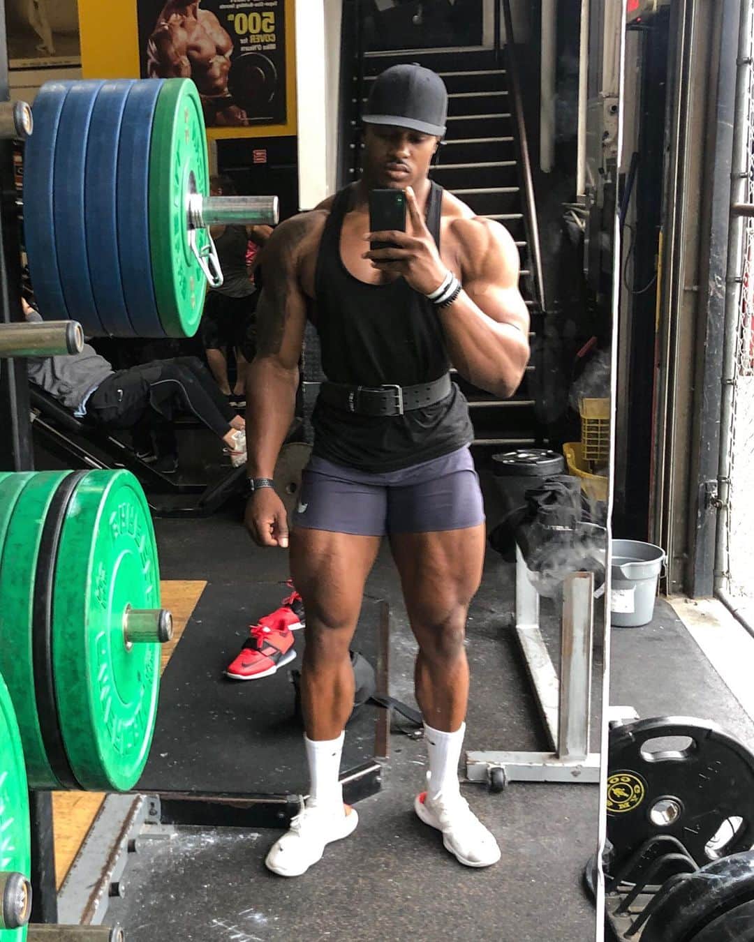 Simeon Pandaさんのインスタグラム写真 - (Simeon PandaInstagram)「They used to call me ‘chicken legs’ the whole time I knew I was putting in work, you just have to be patient, ignore the hate and keep working. ⁣ ⁣ I want to help you train! Visit my YouTube Channel: YouTube.com/simeonpanda for FREE diet tips and training routines, or download programs at SIMEONPANDA.COM⁣⁣ ⁣ #simeonpanda」6月27日 2時41分 - simeonpanda
