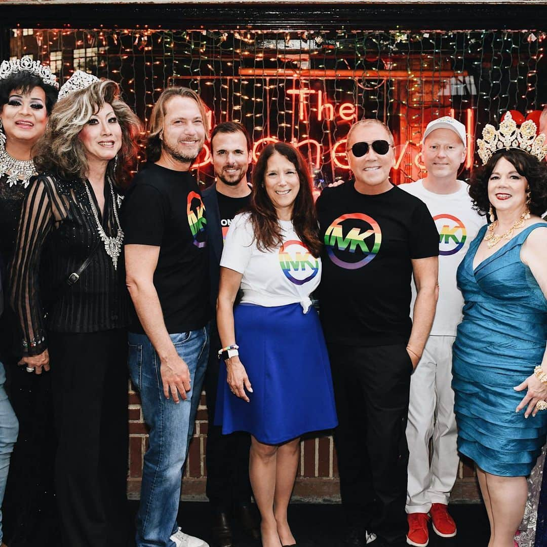 マイケルコースさんのインスタグラム写真 - (マイケルコースInstagram)「Love is all you need: Michael and Lance attend the @GodsLoveNYC #Pride party at @TheStonewallInn. #WorldPride #LoveIsLove  For every #Pride T-shirt sold in the U.S., #MichaelKors will donate 100% of profits to @GodsLoveNYC, a longstanding pillar of the LGBTQ+ community.」6月27日 2時41分 - michaelkors