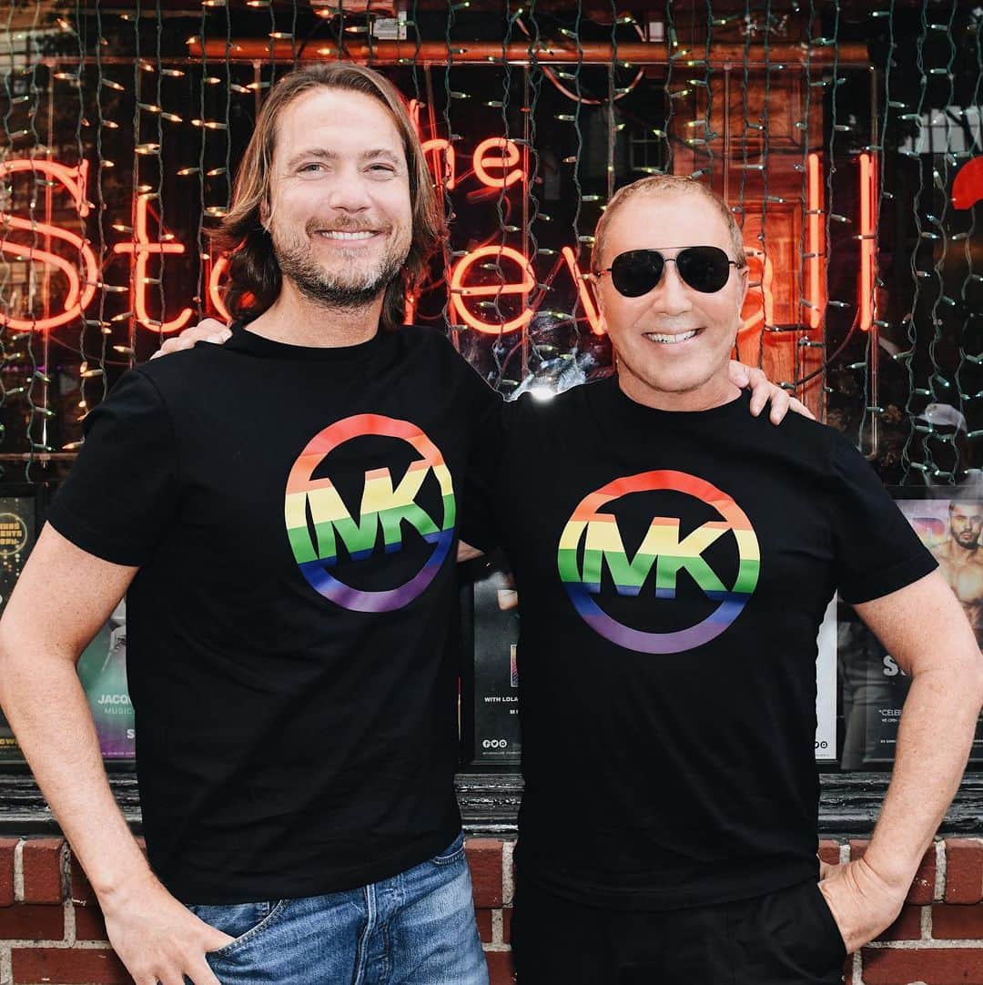 マイケルコースさんのインスタグラム写真 - (マイケルコースInstagram)「Love is all you need: Michael and Lance attend the @GodsLoveNYC #Pride party at @TheStonewallInn. #WorldPride #LoveIsLove  For every #Pride T-shirt sold in the U.S., #MichaelKors will donate 100% of profits to @GodsLoveNYC, a longstanding pillar of the LGBTQ+ community.」6月27日 2時41分 - michaelkors