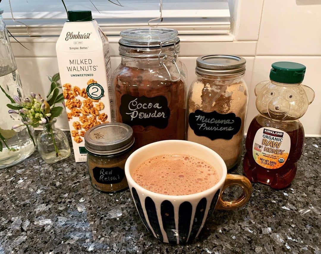OLIVIAのインスタグラム：「This Elmhurst nut milk is the best nut milk I’ve come across. And I especially love this simple 2 ingredient walnut milk- just water and walnuts. It goes so well with my favorite- Barry’s extra brute cocoa powder. 😍💕 This morning I made an adaptogenic cocoa using - unsweetened walnut milk, cocoa powder, mucuna pruriens, red reishi and honey. 🥰 This drink gives me a good happy boost in the morning, making my body and mind feel light 💗🌈💖💕👍 #adaptogeniclatte」
