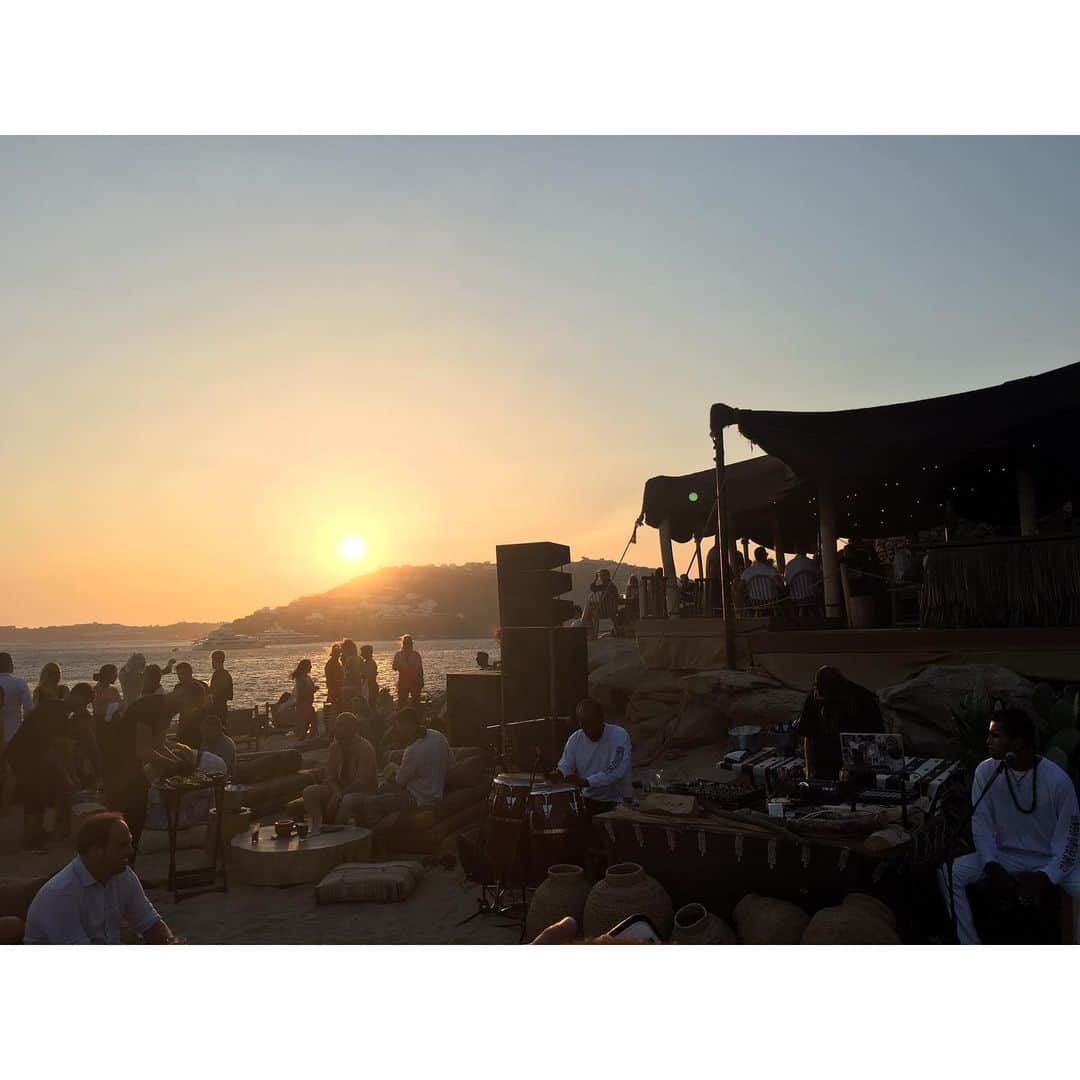 MICHIRUさんのインスタグラム写真 - (MICHIRUInstagram)「myconos sunset 🌞🎶 Cool place amazing @scorpiosmyk 🦂 サンセットが近づくとみんな夕焼けを眺めにビーチへ。 沈みゆく太陽と音楽と♪ 心地よいVibes❤︎ . #mykonos #ギリシャ #ミコノス島 #mykonosstyle #ミコノススタイル #白の迷路　#ミコノスタウン　#エーゲ海の白い宝石　 #ギリシャ　#エーゲ海　#ミコノス島　 #shooting」6月27日 2時48分 - barbiemichiru