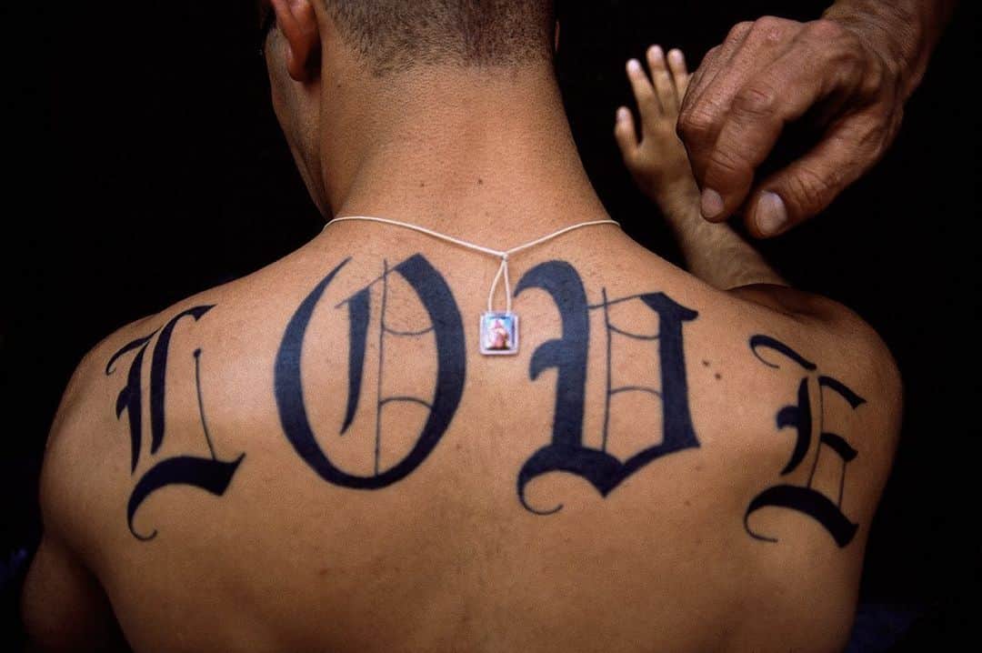 のインスタグラム：「Photo by @jodicobbphoto | A man with the word love tattooed on his back poses for a photo at the Pride Parade in New York City. #Love #NewYorkCity」