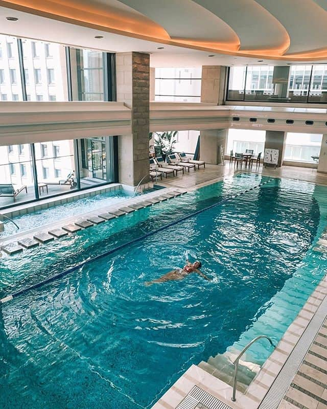 The Peninsula Hotelsさんのインスタグラム写真 - (The Peninsula HotelsInstagram)「How does a refreshing dip sound right about now? @youmustgoblog makes a splash at @thepeninsulatokyo. #penmoments . . . . . #peninsulahotels #luxuryhotels #luxuryhotelexperience #luxurytravel #travel #beautifuldestinations #welltraveled #traveldiaries #jetset #jetsetter #hotel #hotellife」6月27日 2時56分 - peninsulahotels