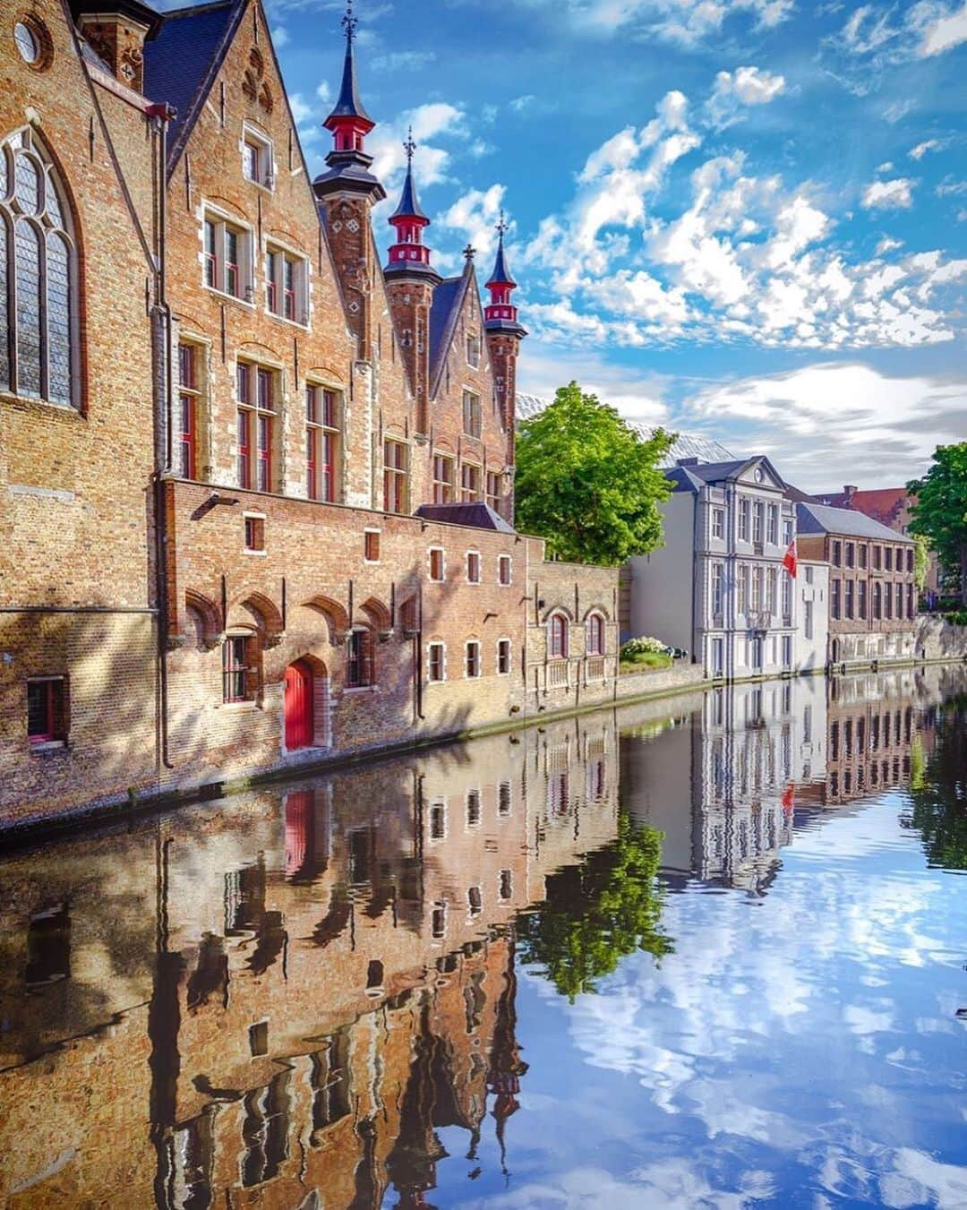 Ricoh Imagingさんのインスタグラム写真 - (Ricoh ImagingInstagram)「A beautiful summer morning in Brugge Belgium captured by our #teampetax fan @pentaxdudes.」6月27日 3時02分 - ricohpentax