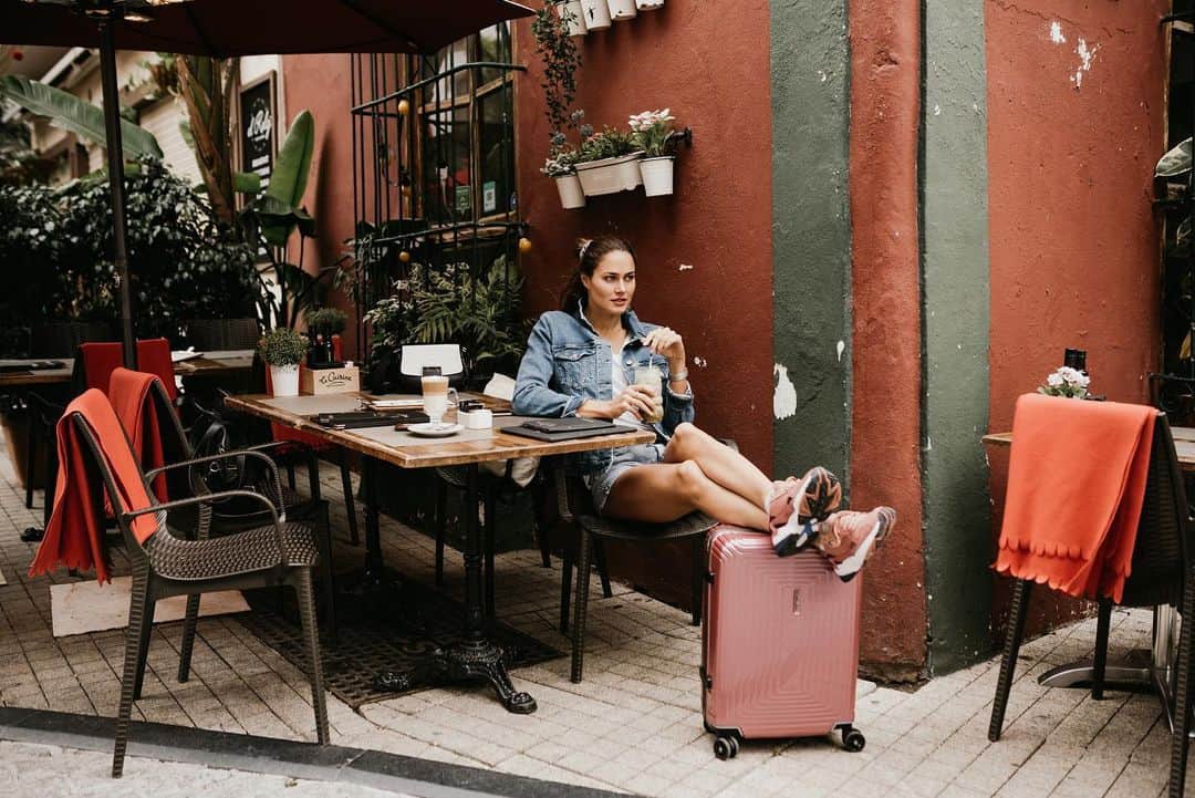 ズザンナ・ヤカボスのインスタグラム：「Találjátok ki hol készült a kép! 🤗  JÁTÉK! Utazz WizzAirrel és nyerj Samsonite bőröndöket! Repülj WizzAirrel a képen látható városba, keress Te is egy olyan helyszínt, amiről könnyen felismerjük ezt a várost. Készíts egy selfie-t, és posztold az Instagram oldaladon #BornToGo hashtaggel. Hamarosan érkeznek az újabb helyszínek. A posztolók között összesen 20 db Samsonite Neopulse Lifestlye Spinner kabin bőrönd talál gazdára. Hajrá! Játékszabályzat: https://www.familyholiday.hu/#/wizzairsamsonite-jtk/」