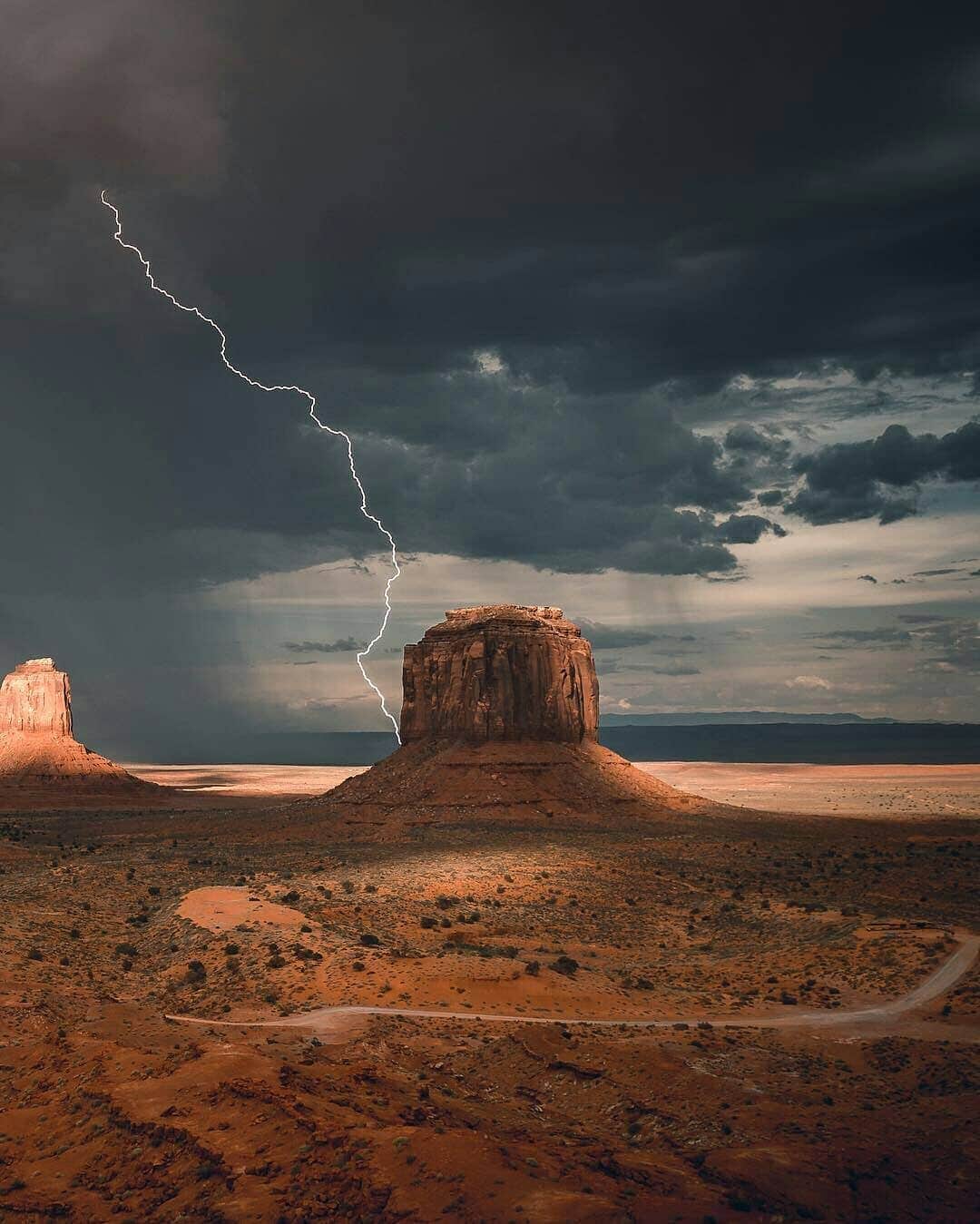 instagoodさんのインスタグラム写真 - (instagoodInstagram)「Hey guys! It’s me @andyhvu again to share with you my most favorite photo from the Southwest desert. There was a storm rolling in before sunset at my campsite in Monument Valley. I was lucky enough to witness the dramatic sunset and striking storm at the same time 😳 . Camping here is one of the coolest experience ever ⛺️」6月27日 3時23分 - instagood