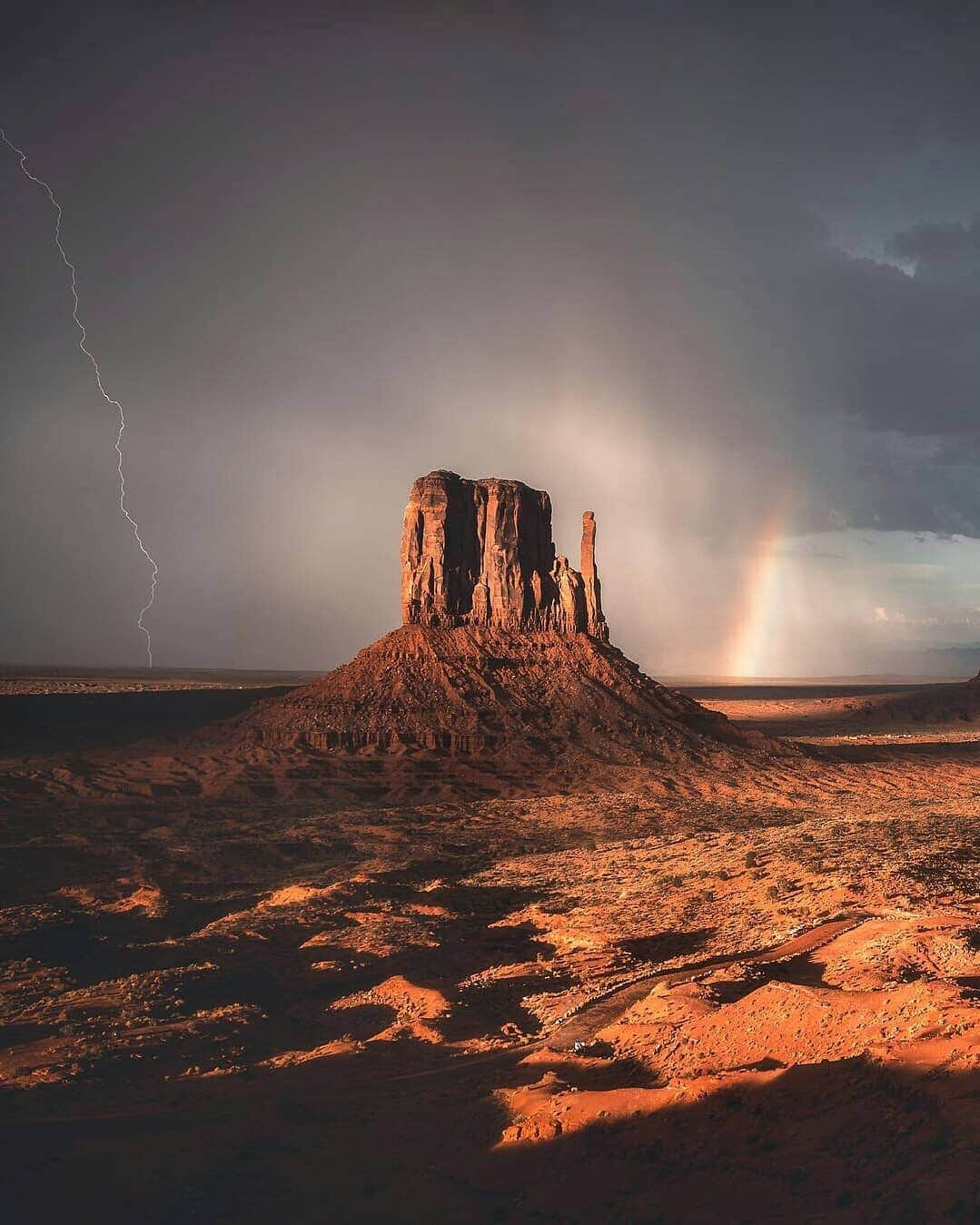 instagoodさんのインスタグラム写真 - (instagoodInstagram)「Hey guys! It’s me @andyhvu again to share with you my most favorite photo from the Southwest desert. There was a storm rolling in before sunset at my campsite in Monument Valley. I was lucky enough to witness the dramatic sunset and striking storm at the same time 😳 . Camping here is one of the coolest experience ever ⛺️」6月27日 3時23分 - instagood