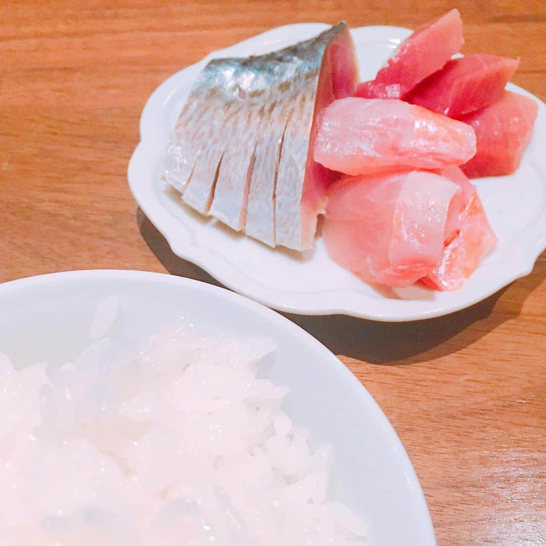 のインスタグラム：「いつかの刺身定食☺︎ ・ ・ ・ 金目鯛 〆鯖 鮪 脂がのった金目最高♡ 土鍋ご飯とあさりの味噌汁付！ ごちそうさまでしたー。 #刺身  #刺身定食  #夜ごはん  #dinner  #金目鯛  #〆鯖  #鮪  #土鍋ごはん  #米 #rice  #青天の霹靂  #東北 #青森  #東北魂  #和食  #japanesefood  #instafood  #delicious  #delistagram  #delish  #yum #yummy  #伝わらなくてもいい  #とびきり美味しかった」