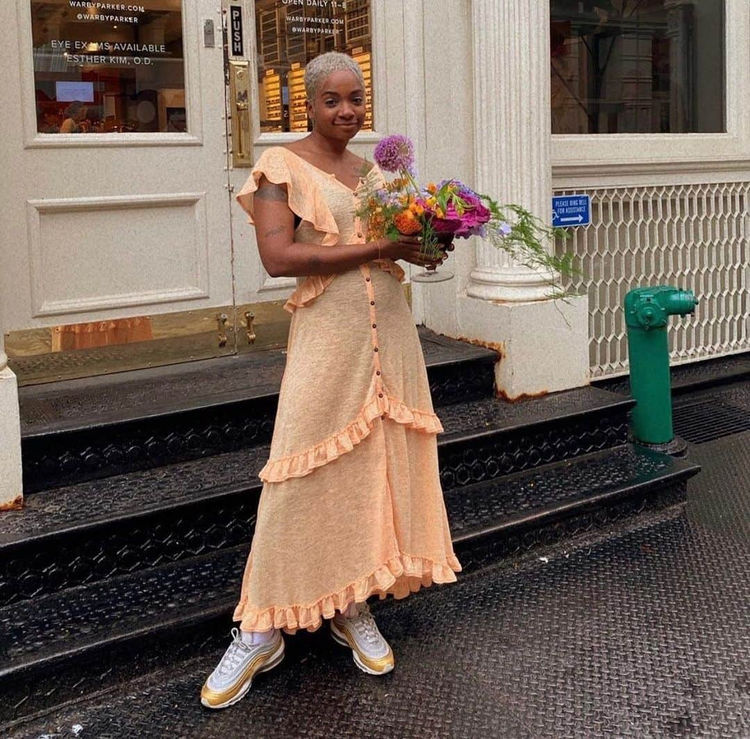 freepeopleさんのインスタグラム写真 - (freepeopleInstagram)「Brought you some flowers and the Amelia Maxi Dress. @cinnamonryan.」6月27日 3時32分 - freepeople