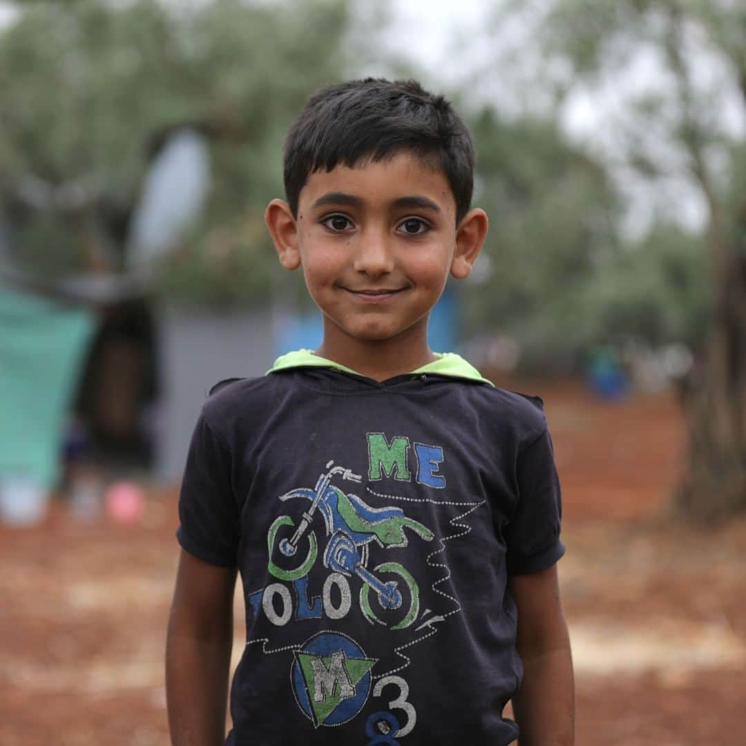 unicefさんのインスタグラム写真 - (unicefInstagram)「“I wanted to bring the toys I left back home,” says Yamin, eight. “I had a new bicycle as well. But we can’t go back home because there's so much fighting. We left quickly. We didn’t take anything with us.” Ongoing violence has forced hundreds of children to spend Eid al-Fitr, the holiday marking the end of Ramadan, in makeshift tents amongst olive groves near the Turkish border. #ChildrenUnderAttack © UNICEF/Ashawi」6月27日 3時45分 - unicef