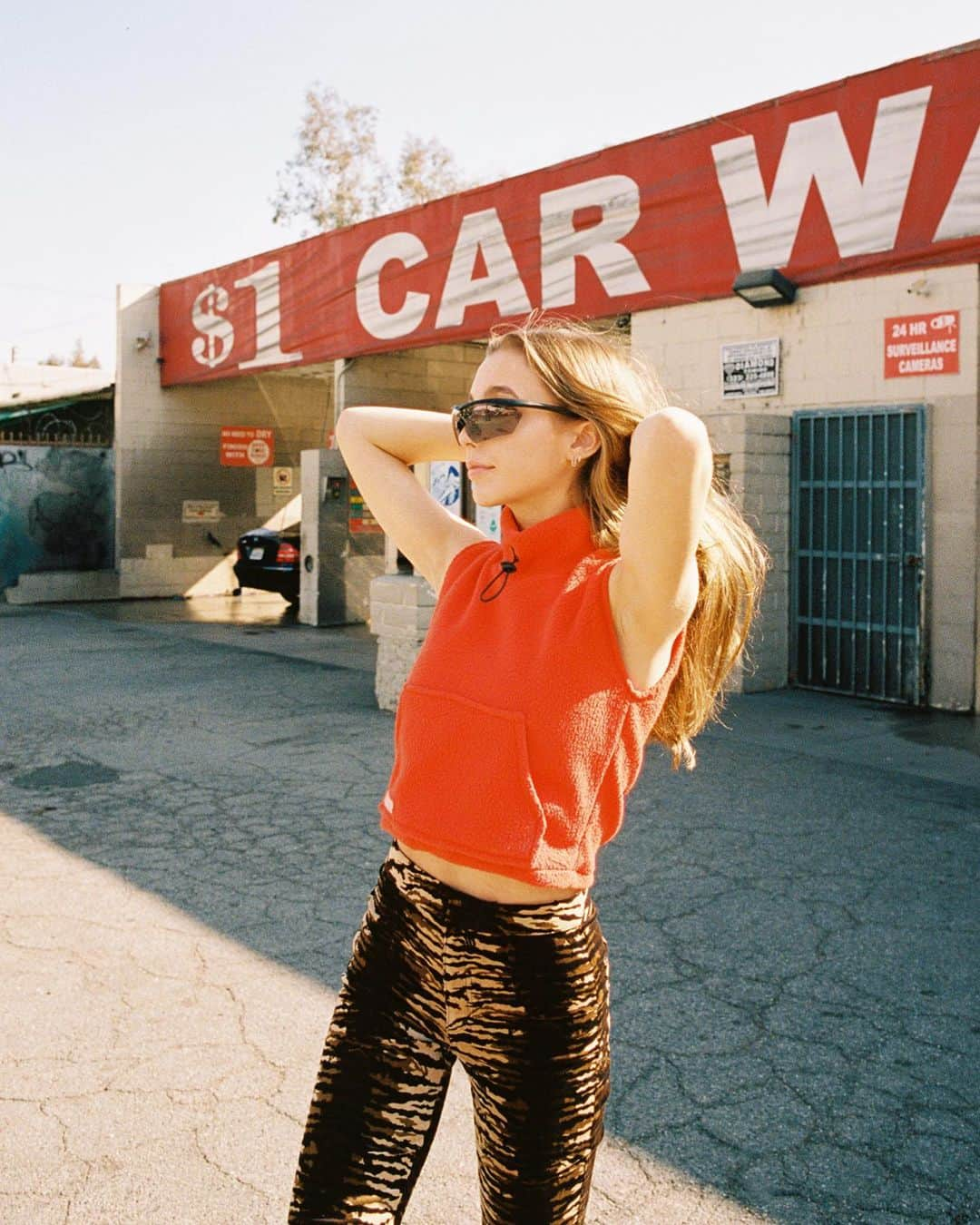 Bryant Eslavaさんのインスタグラム写真 - (Bryant EslavaInstagram)「1$ car wash in silverlake w/ @_emmachamberlain 🚗 - slide 👈 to see second photo -」6月27日 3時49分 - bryant