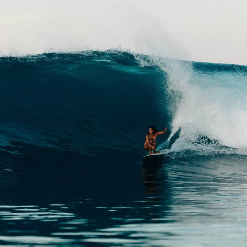 ケリア・モニーツさんのインスタグラム写真 - (ケリア・モニーツInstagram)「My asian squat came in clutch in indo 🐒 @roxy pc: @ryanheywood」6月27日 3時54分 - keliamoniz