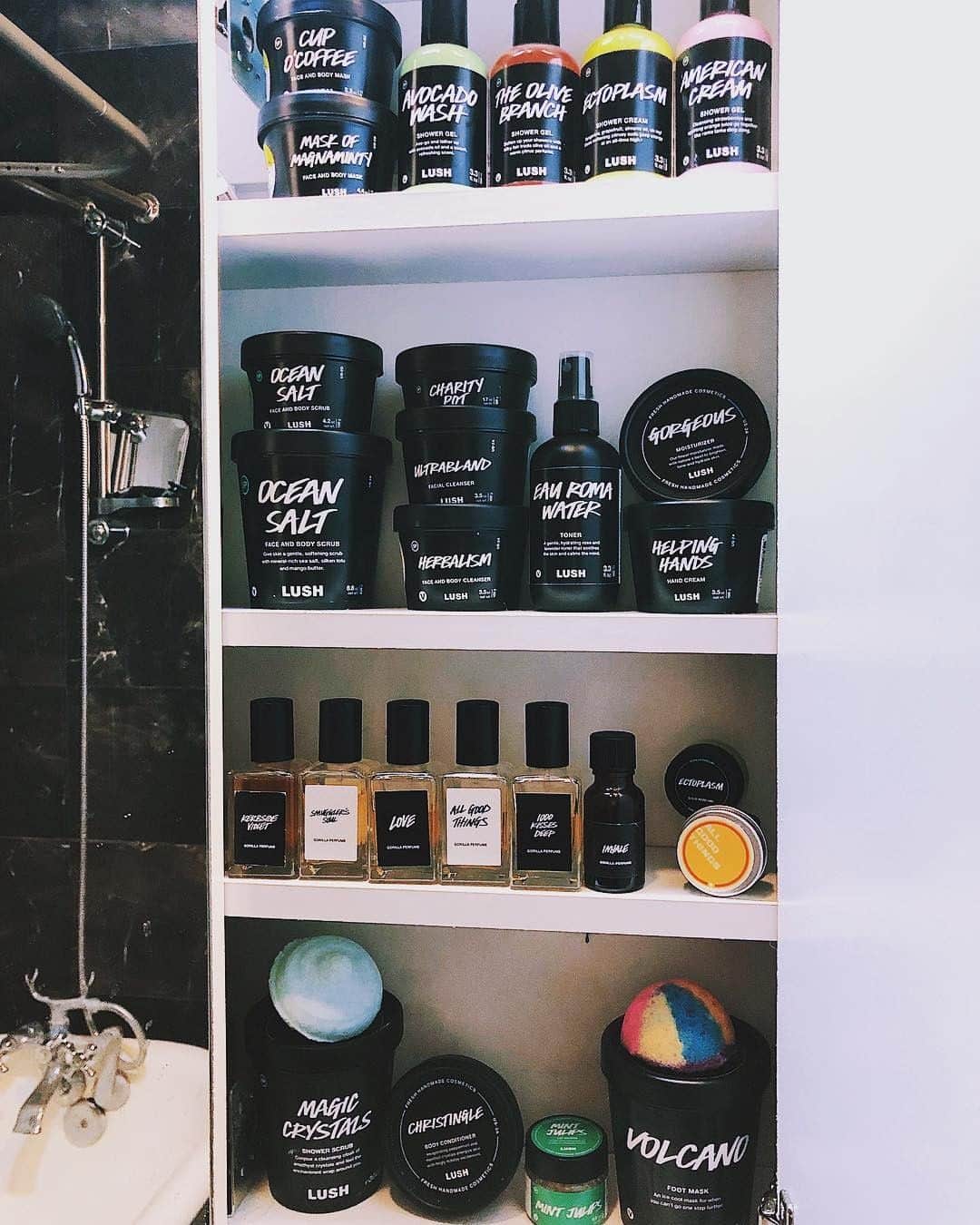 LUSH Cosmeticsさんのインスタグラム写真 - (LUSH CosmeticsInstagram)「Hello #LushShelfie goals! We stan a Lush collection that involves our massive XL containers. Which of these are in your stash right now? 👀💕 / 📸: @waaaylush﻿ ﻿」6月27日 3時55分 - lushcosmetics