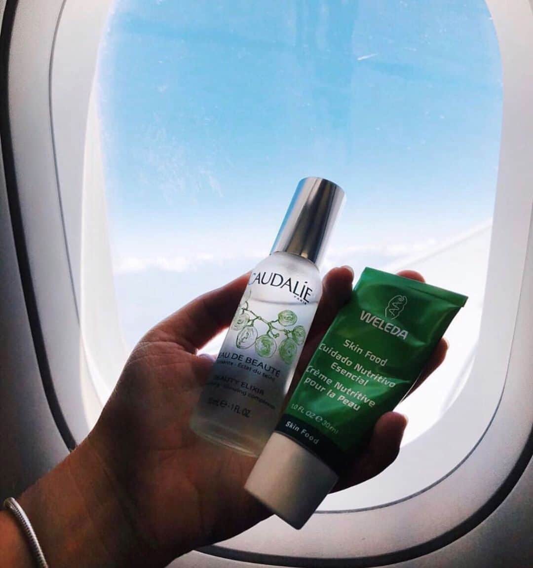 Weledaのインスタグラム：「Do you have an in-flight skincare routine? ✈️💚 If so let us know in the comments below! (pc: @ericabogartbeauty ) #WeledaSkinFood」