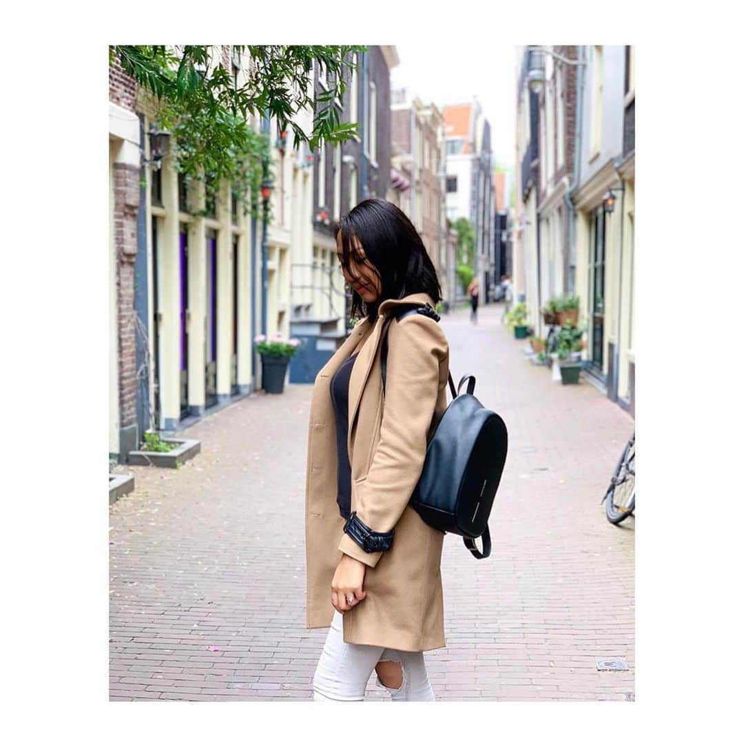 XD Designさんのインスタグラム写真 - (XD DesignInstagram)「Cityvibes in Amsterdam! 🇳🇱 @clavdelsol & #bobbyelle • • • #xddesign #amsterdamcity #bobbybackpack #xddesignbobby #femmetravel #antitheftbag #antitheftbackpack #citytrip #travelers #travellifestyle #travelgear #citizenfemme #photooftheday #globetrotter #keepexploring #modernnomad #amsterdamlife #traveladdict #netherlands #gotyourback #travelmore #digitalnomad #thetraveltag #beautifuldestinations #passportlife #wanderlust #femmetravel」6月27日 4時02分 - xddesign