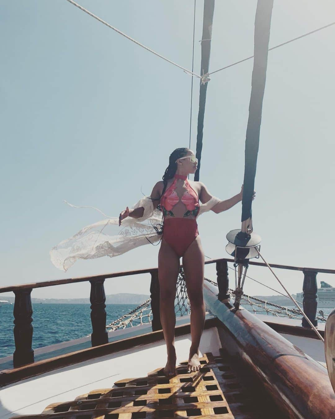 ソフィーナ・デジーサスさんのインスタグラム写真 - (ソフィーナ・デジーサスInstagram)「Trying to get my “Titanic” on 😂⚓️🚢 #Greece #Santorini #summervibes #summer」6月27日 4時06分 - sophinathediva