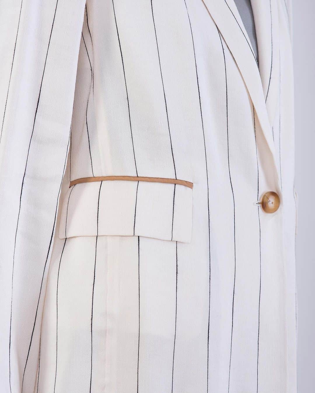 アリジさんのインスタグラム写真 - (アリジInstagram)「For pinstripe lovers 💕 Classic black and white striped blazer made of a fresh and fluid linen for your Summer nights ✨ Available in boutique or online, on alysi.it . . . #alysi #ss19 #pinstriped #blazer #blackabdwhite #linen #classics #details #pinstripelovers」6月27日 4時17分 - alysiofficial