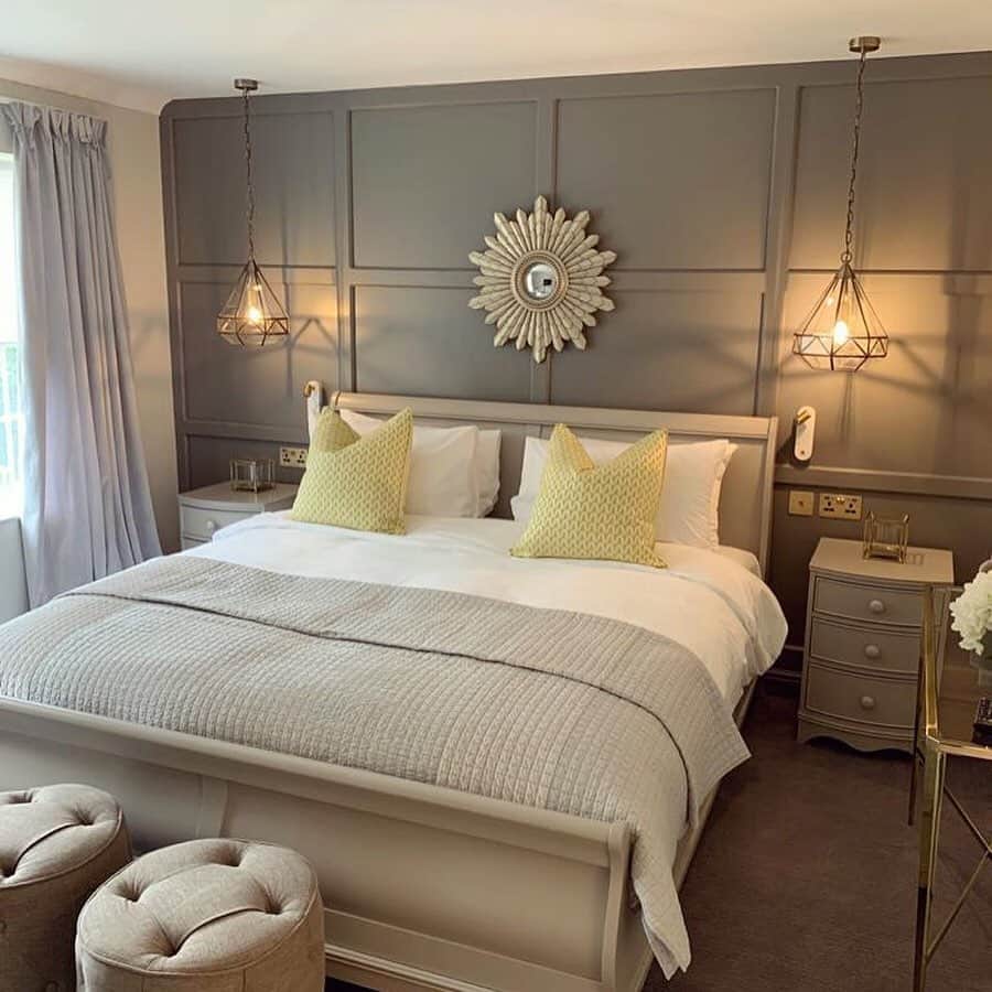 のインスタグラム：「Plush bed, gorgeous pendants, roll-top bath... Our new Signature Suite at Burnham Beeches Hotel is a dream! 💛 #suitedreams @lauraashleyhotels @burnhambeecheshotel」