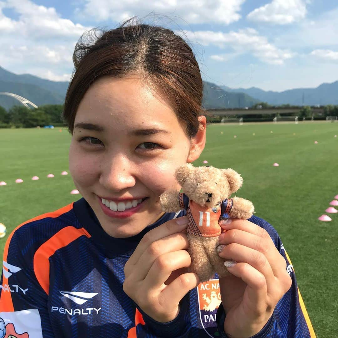 AC長野パルセイロさんのインスタグラム写真 - (AC長野パルセイロInstagram)「【GOODS】 6.29 #日体大FIELDS横浜 戦 6.30 #ガンバ大阪U-23 戦 一押しグッズをご紹介🧡 . 今回はキュートなグッズが揃いました🥰 . 🌈その1 ユニフォームベアキーチェーン トップ&レディースユニフォームを着た、もふもふとした触り心地が癒される🧸 よく使うカバンなどに付ければいつでも一緒👯‍♀️ カラー、背番号は買ってからのお楽しみパッケージになっています。 . 🌈その2 #セサミストリート コラボグッズ 人気キャラクターとのコラボ第3弾🤩 #ビッグバード #エルモ #クッキーモンスター が可愛い！ 千聖ちゃんにMサイズは大きめでした😅 . スタジアムでいち早くゲットしてくださいね💫 . #acnp #ac長野パルセイロ #パルセイロ #なでしこリーグ #jリーグ #三谷沙也加 #池ヶ谷夏美 #瀧澤千聖 #uスタ」6月27日 15時10分 - acnaganoparceiro.official