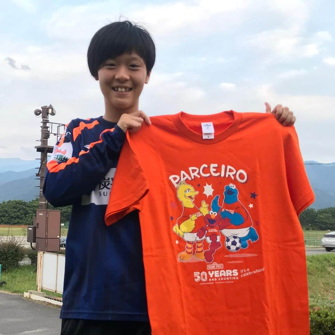 AC長野パルセイロさんのインスタグラム写真 - (AC長野パルセイロInstagram)「【GOODS】 6.29 #日体大FIELDS横浜 戦 6.30 #ガンバ大阪U-23 戦 一押しグッズをご紹介🧡 . 今回はキュートなグッズが揃いました🥰 . 🌈その1 ユニフォームベアキーチェーン トップ&レディースユニフォームを着た、もふもふとした触り心地が癒される🧸 よく使うカバンなどに付ければいつでも一緒👯‍♀️ カラー、背番号は買ってからのお楽しみパッケージになっています。 . 🌈その2 #セサミストリート コラボグッズ 人気キャラクターとのコラボ第3弾🤩 #ビッグバード #エルモ #クッキーモンスター が可愛い！ 千聖ちゃんにMサイズは大きめでした😅 . スタジアムでいち早くゲットしてくださいね💫 . #acnp #ac長野パルセイロ #パルセイロ #なでしこリーグ #jリーグ #三谷沙也加 #池ヶ谷夏美 #瀧澤千聖 #uスタ」6月27日 15時10分 - acnaganoparceiro.official