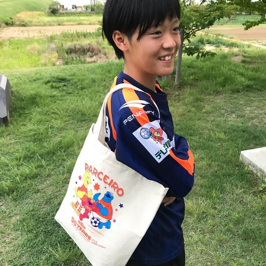 AC長野パルセイロさんのインスタグラム写真 - (AC長野パルセイロInstagram)「【GOODS】 6.29 #日体大FIELDS横浜 戦 6.30 #ガンバ大阪U-23 戦 一押しグッズをご紹介🧡 . 今回はキュートなグッズが揃いました🥰 . 🌈その1 ユニフォームベアキーチェーン トップ&レディースユニフォームを着た、もふもふとした触り心地が癒される🧸 よく使うカバンなどに付ければいつでも一緒👯‍♀️ カラー、背番号は買ってからのお楽しみパッケージになっています。 . 🌈その2 #セサミストリート コラボグッズ 人気キャラクターとのコラボ第3弾🤩 #ビッグバード #エルモ #クッキーモンスター が可愛い！ 千聖ちゃんにMサイズは大きめでした😅 . スタジアムでいち早くゲットしてくださいね💫 . #acnp #ac長野パルセイロ #パルセイロ #なでしこリーグ #jリーグ #三谷沙也加 #池ヶ谷夏美 #瀧澤千聖 #uスタ」6月27日 15時10分 - acnaganoparceiro.official