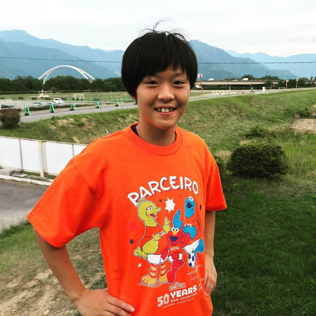 AC長野パルセイロさんのインスタグラム写真 - (AC長野パルセイロInstagram)「【GOODS】 6.29 #日体大FIELDS横浜 戦 6.30 #ガンバ大阪U-23 戦 一押しグッズをご紹介🧡 . 今回はキュートなグッズが揃いました🥰 . 🌈その1 ユニフォームベアキーチェーン トップ&レディースユニフォームを着た、もふもふとした触り心地が癒される🧸 よく使うカバンなどに付ければいつでも一緒👯‍♀️ カラー、背番号は買ってからのお楽しみパッケージになっています。 . 🌈その2 #セサミストリート コラボグッズ 人気キャラクターとのコラボ第3弾🤩 #ビッグバード #エルモ #クッキーモンスター が可愛い！ 千聖ちゃんにMサイズは大きめでした😅 . スタジアムでいち早くゲットしてくださいね💫 . #acnp #ac長野パルセイロ #パルセイロ #なでしこリーグ #jリーグ #三谷沙也加 #池ヶ谷夏美 #瀧澤千聖 #uスタ」6月27日 15時10分 - acnaganoparceiro.official