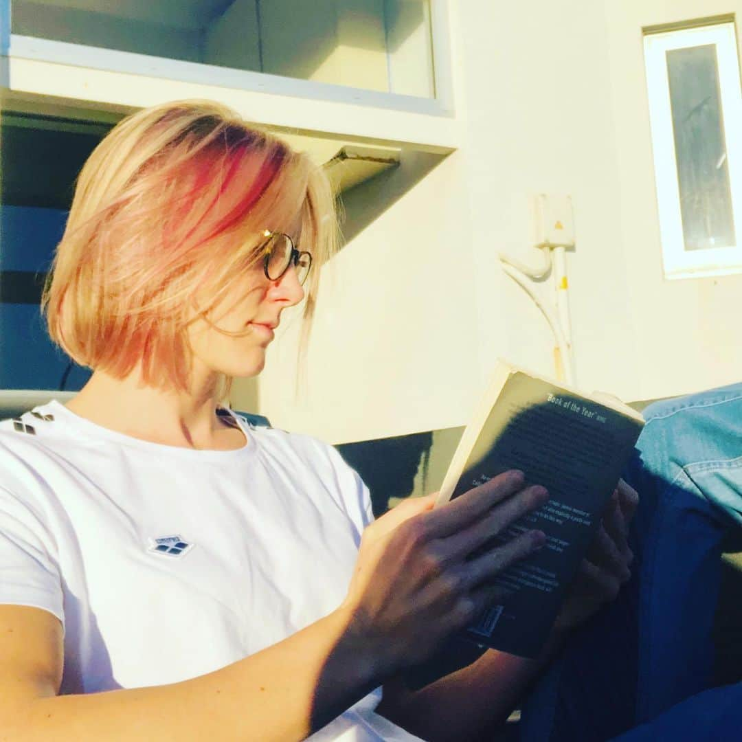 ブロンテ・キャンベルさんのインスタグラム写真 - (ブロンテ・キャンベルInstagram)「And in final prep for Korea World Champs:  make hair pink ✅  find good book ✅  catch some winter sun ✅  Head off to camp in T-5 days💃」6月27日 15時11分 - bronte_campbell