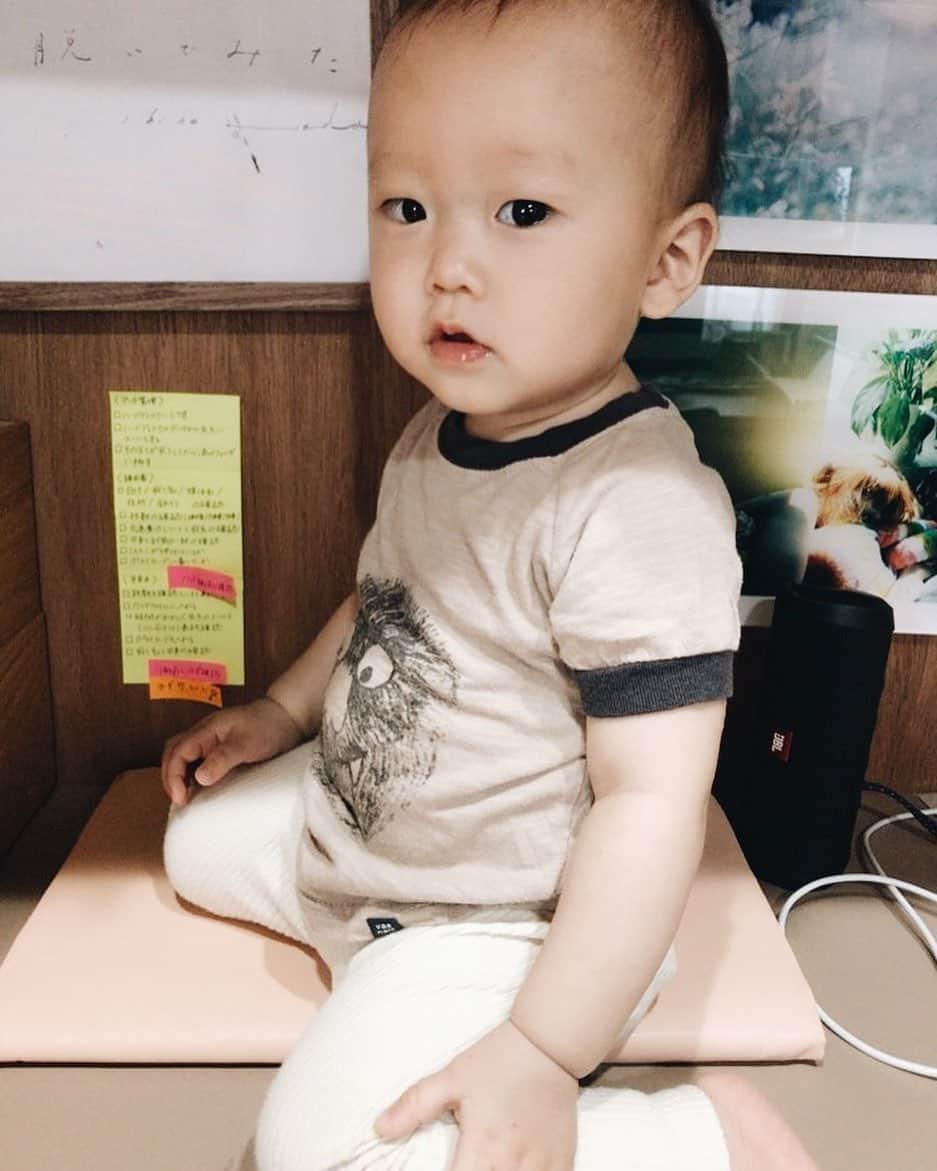 花盛友里のインスタグラム：「えりちゃんが撮ってくれたカメがかわいすぎて萌え萌え！ えりちゃんの机で二人でキャッキャしてたよ。  photo by @krm_et」