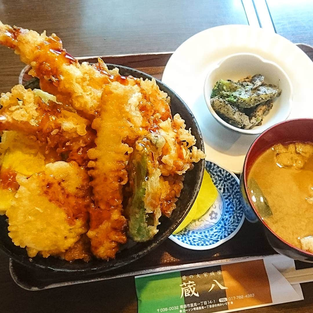 新山大さんのインスタグラム写真 - (新山大Instagram)「ハッピィぐるめロケの合間の昼飯またまた蔵八。ここ2週間で3回目の蔵八。 この前僕がいか漬け丼を食べていたとき、向かいの人の天丼が超美味しそうだったから今日は天丼。そして今日向かいの人はいか漬け丼。 やっぱりいか漬け丼いいなー。いか漬け丼にするんだったなー。 おー！天丼超美味しい！やっぱり天丼で良かった！蔵八最高✨ 蔵八来すぎて、とうとう食後にアイスコーヒーのサービス出してもらうまでになっちゃった💦 すみません、ありがとうございます。近々また来ます！！ #蔵八 #天丼 #青森市 #青森県 #居酒屋ランチ #ハッピィぐるめ #一緒に行った人が食べているものにすぐ影響される」6月27日 15時14分 - dai_niiyama