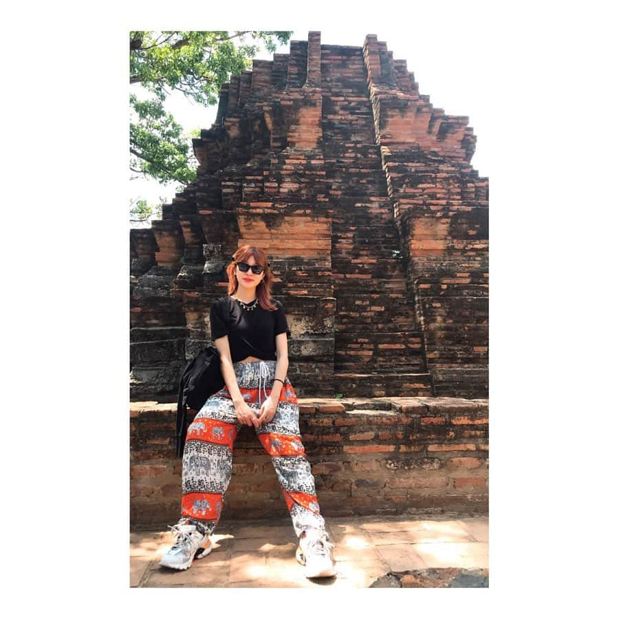 吉田菫さんのインスタグラム写真 - (吉田菫Instagram)「【 タイ🇹🇭 ③ 】 . アユタヤ ワットマハタート👏🏻 . 私は世界遺産や世界の絶景が大好きで本をたくさん持ってて その中でも、ずっと見たかった木の中に埋まった仏像の顔◎ 見たときは感動したなぁ。 戦争で無数にある仏像の頭ばかり狙い落とされて (頭は神聖な部位とされてるから) 胴体が並んでるのがなんだか奇妙でした。 . 建物はとてもたかくて その上に植物が生えて鳥たちが巣を作り、なんだかラピュタ的な何かを感じた🌳🕊 . この旅では、文明を２つも見れたの！すごーーーい！ 世界遺産もいくつも見れた！ 世界遺産検定とかすごく難しそうだけどとってみたい！勉強だ😌💕 . ちなみにこの日の格好も、パンツはタイの市場でかった100バーツ(300円)の♡ トップスはたまたまお姉ちゃんと一緒だった！ . #すぅ旅  #タイ #thailand」6月27日 13時42分 - sumiredooon1228