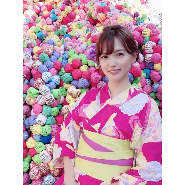 三島ゆかりさんのインスタグラム写真 - (三島ゆかりInstagram)「京都浴衣散策インスタ映え巡り💖📸 11：30浴衣レンタル予約👘 45分くらいで着せてくれました🙌✨ そこから歩いて雰囲気の良さそうなカフェを見つけておばんざいランチ🍚😋 その後、梅雨入り前最後の快晴でめちゃくちゃ暑かったのでカキ氷を食べに💗🍧 ※撮禁だったので拾い画です。 本日のカキ氷って黒板にシロップが書かれてあったんやけど、まさかの全部かかっていますと😳 その中から選ぶシステムではなく色んな味が楽しめたので、だいたいカキ氷って途中で飽きて溶けちゃうこと多いんだけど、飽きることなく食べることが出来ました👏 個人的にはきび蜜とマンゴーが美味しかったな💕👍 そこから歩いて今回の目的地、八坂庚申堂へ👣 とりあえず写真いっぱい撮ったので見てくださいww😂 最後に抹茶アイス食べて、17：00浴衣返却まで随分と楽しめました🍵  この日1日で友達と送り合ったLINEアルバムには76枚って表示されています🤳🍎 大満足の休日でした😍 #japan #kyoto #yukata #japanesegirl #京都 #浴衣散策 #レンタル着物wargo #おばんざいランチ #カキ氷 #木と根 #撮影禁止 #シロップ全部がけ #八坂庚申堂 #インスタ映え #写真撮りすぎ #楽しかった #大満足 #休日の過ごし方 #浴衣女子 #三島ゆかり #ゆかりんご #kawaii #followｍe」6月27日 13時47分 - apple340