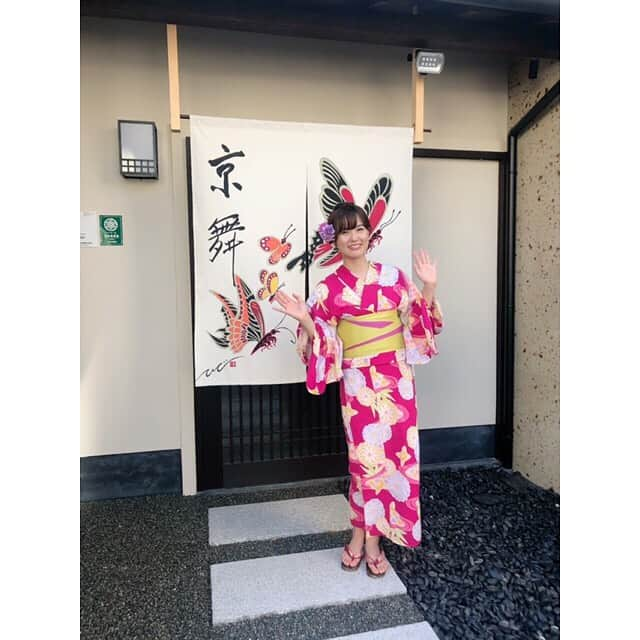 三島ゆかりさんのインスタグラム写真 - (三島ゆかりInstagram)「京都浴衣散策インスタ映え巡り💖📸 11：30浴衣レンタル予約👘 45分くらいで着せてくれました🙌✨ そこから歩いて雰囲気の良さそうなカフェを見つけておばんざいランチ🍚😋 その後、梅雨入り前最後の快晴でめちゃくちゃ暑かったのでカキ氷を食べに💗🍧 ※撮禁だったので拾い画です。 本日のカキ氷って黒板にシロップが書かれてあったんやけど、まさかの全部かかっていますと😳 その中から選ぶシステムではなく色んな味が楽しめたので、だいたいカキ氷って途中で飽きて溶けちゃうこと多いんだけど、飽きることなく食べることが出来ました👏 個人的にはきび蜜とマンゴーが美味しかったな💕👍 そこから歩いて今回の目的地、八坂庚申堂へ👣 とりあえず写真いっぱい撮ったので見てくださいww😂 最後に抹茶アイス食べて、17：00浴衣返却まで随分と楽しめました🍵  この日1日で友達と送り合ったLINEアルバムには76枚って表示されています🤳🍎 大満足の休日でした😍 #japan #kyoto #yukata #japanesegirl #京都 #浴衣散策 #レンタル着物wargo #おばんざいランチ #カキ氷 #木と根 #撮影禁止 #シロップ全部がけ #八坂庚申堂 #インスタ映え #写真撮りすぎ #楽しかった #大満足 #休日の過ごし方 #浴衣女子 #三島ゆかり #ゆかりんご #kawaii #followｍe」6月27日 13時47分 - apple340