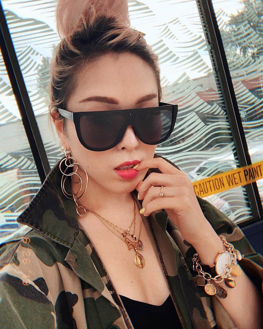 AikA♡ • 愛香 | JP Blogger • ブロガーのインスタグラム：「When you find out your bus is 10 mins late... 🤳🏻😎😏 7 people passed me and 1 driver shouted at me saying “work it girl!!!” while taking selfies but #dowhatyouwant 💗 ( of course I smiled at the driver 😆 )  Swipe left to see what shoes what I am rocking today cuz it’s so unusual for me 👟 but kinda loving this sk8er gurl inspired look 🛹👌🏻✨ -  バスが10分も遅れてたからバス乗り場でセルフィー🤳 色んな人に見られたけど、気にしない 爆笑🤣  日本じゃ絶対バス乗り場でセルフィーとか 恥ずかしすぎて出来ないよね🙈 アメリカ🇺🇸さすがだゎ✨  しかも 今日ゎめっちゃレアなスニーカー👟Day ＜左にすわいぷ＞ でも、Sk8er Gurl 🛹 コーデ、以外に好きかも👌🏻✨ - #selfieee #messybuns #camojacket #boldlip #todayimwering #vintageclothing」