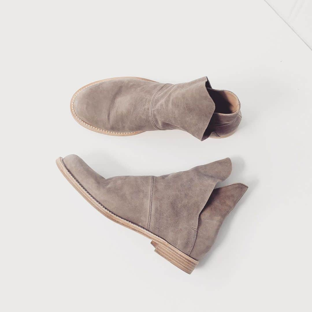 エルディータートルのインスタグラム：「The narcissus in cloud.  New Pre-Fall booties to wear now.」