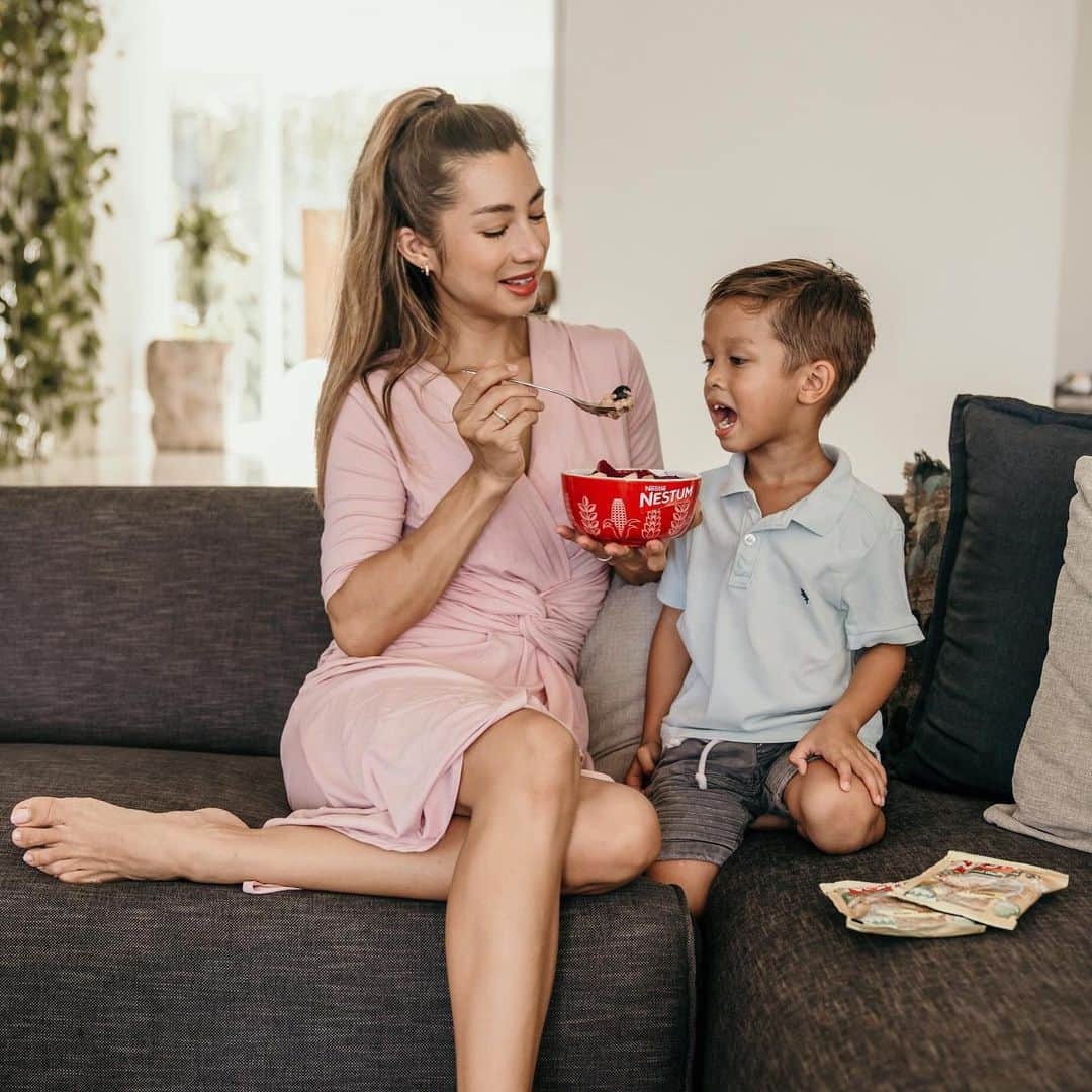 Jennifer Bachdimさんのインスタグラム写真 - (Jennifer BachdimInstagram)「Kenji's favourite breakfast meal is quick to prepare with just a few ingredients and minimal effort but a lot of nutrients and vitamins. Perfect for Kenji to eat before beginning school activities as it fills him up and he’s ready for a busy day! . .  Tag your breakfast buddies and let me know your favorite nestum bowl menu! #teamBachdim #breakfast #tagyourfriends」6月27日 13時58分 - jenniferbachdim