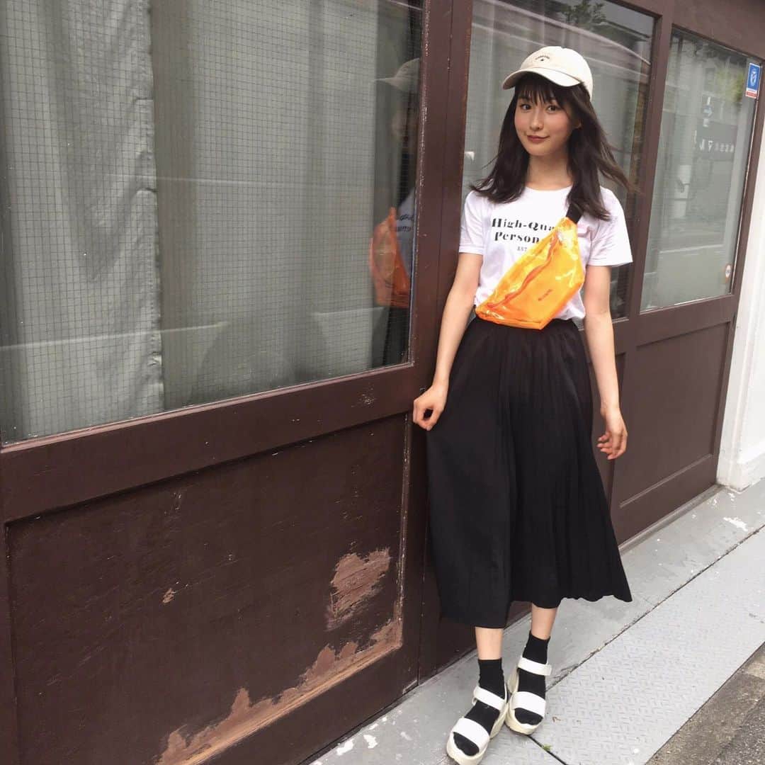 新潮社「ニコラ」さんのインスタグラム写真 - (新潮社「ニコラ」Instagram)「今日はモノトーン多めの大人っぽコーデ、バックの透けオレンジをポイントに。 前に載せたロンスカを夏バージョンに着回ししてみたよ🌞🌺 . tops …Bershka skirt&cap …SPINNS sandal …DulcisRegalo bag …NICORON . #平澤遙 ‬#ハルカ #ニコモSNAP #ニコモ #ニコラ #nicola #中学生 #jc2 #今日のコーデ #きょコ #お洒落さんと繋がりたい」6月27日 14時17分 - nicola_snap