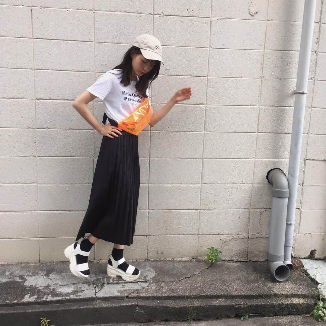 新潮社「ニコラ」さんのインスタグラム写真 - (新潮社「ニコラ」Instagram)「今日はモノトーン多めの大人っぽコーデ、バックの透けオレンジをポイントに。 前に載せたロンスカを夏バージョンに着回ししてみたよ🌞🌺 . tops …Bershka skirt&cap …SPINNS sandal …DulcisRegalo bag …NICORON . #平澤遙 ‬#ハルカ #ニコモSNAP #ニコモ #ニコラ #nicola #中学生 #jc2 #今日のコーデ #きょコ #お洒落さんと繋がりたい」6月27日 14時17分 - nicola_snap