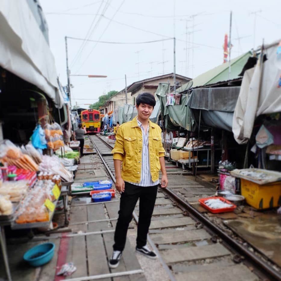 アイス・サランユーのインスタグラム：「แม่กลอง ....Style ตลาด ห้มรุบ!!...เฮ้ยตลาด ร่มหุบ!!! #เที่ยวทั่วไทยกับไอซ์ศรัณยู  #สมุทรสงคราม」