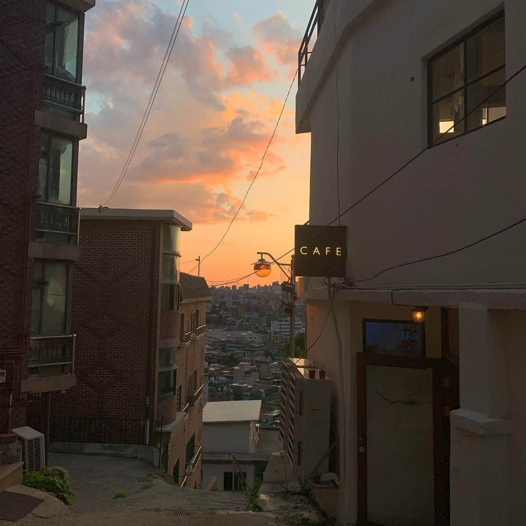 アンジェリーナ・ダニロヴァさんのインスタグラム写真 - (アンジェリーナ・ダニロヴァInstagram)「Must do when visiting Seoul: -watch sunset in HBC (Haebangcheon) near Namsan tower from one the bars with a rooftop and a glass of something refreshing. Важный пункт при посещении Сеула: -наблюдать закат с крыши одного из уюиных баров Хэбангчона (the art village) у подножья парка Намсан с бокалом чего-нибудь прохладительно-виноградного.」6月27日 14時20分 - angelinadanilova