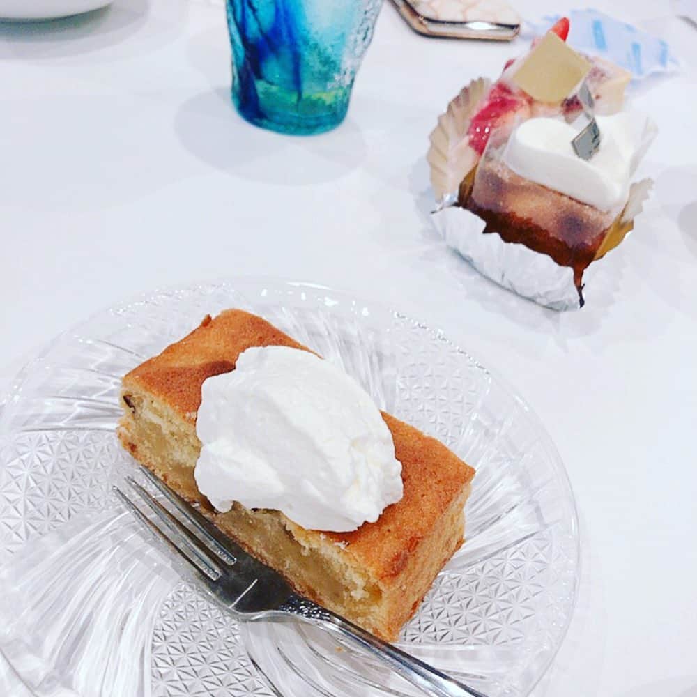 のインスタグラム：「ランチ会❤️ . . 同期が遊びに来てくれたので 久々にちゃんとキッチンと向き合ったら、 出来たものが、、、 呑みのアテ、、、笑 . 一杯だけね🥂✨ . 真鯛のムニエル オムレツ カリーブルスト 白和え サツマイモのパウンドケーキ . ケーキもお土産にもらったから お腹いっぱいになった❣️ . 昼間から幸せな時間でした❤️ . . #同期 と #ランチ会 #手料理 で #おもてなし」