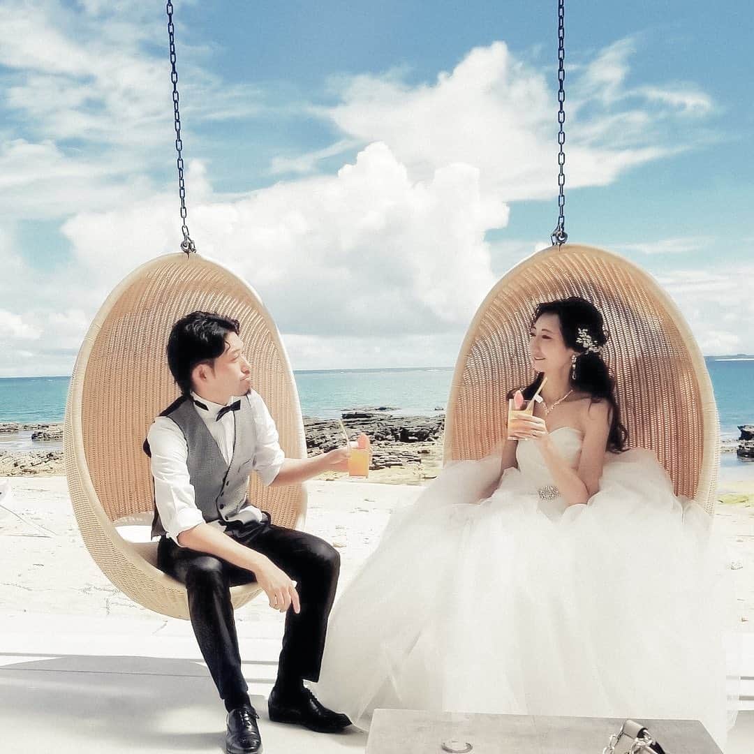 ARLUIS WEDDINGさんのインスタグラム写真 - (ARLUIS WEDDINGInstagram)「− ビーチサイドの絶景スぺース♥ ちょこんと座るふたりが ブルーの空と海に映えるお写真！🐳💙 - 雨からこの天気に変わったんですって！！👰🤵✨ とても素敵ですね♥︎ . . . ▪️#arluiswedding ▪️Couple:@keeei_wedding ▪️Area：#OKINAWA ▪️Chapel：#美の教会 . . . . ＿＿＿＿＿＿＿＿＿＿＿＿＿＿＿＿＿＿＿＿＿＿＿＿＿＿ − #沖縄ウェディング #海外ウェディング #沖縄挙式 −  #日本中のプレ花嫁さんと繋がりたい #プレ花嫁#卒花#卒花嫁 #結婚式#ウェディング #2018夏婚#2019春婚#2019夏婚 #プラコレ#marry花嫁 #ブライズメイド − #ロケーションフォト #撮影指示書 #ロケフォト −  #ブライダルフォト #ウェディングフォト −  #ウェディングドレス #結婚式準備 #ウェディングドレス試着 −」6月27日 14時27分 - arluiswedding