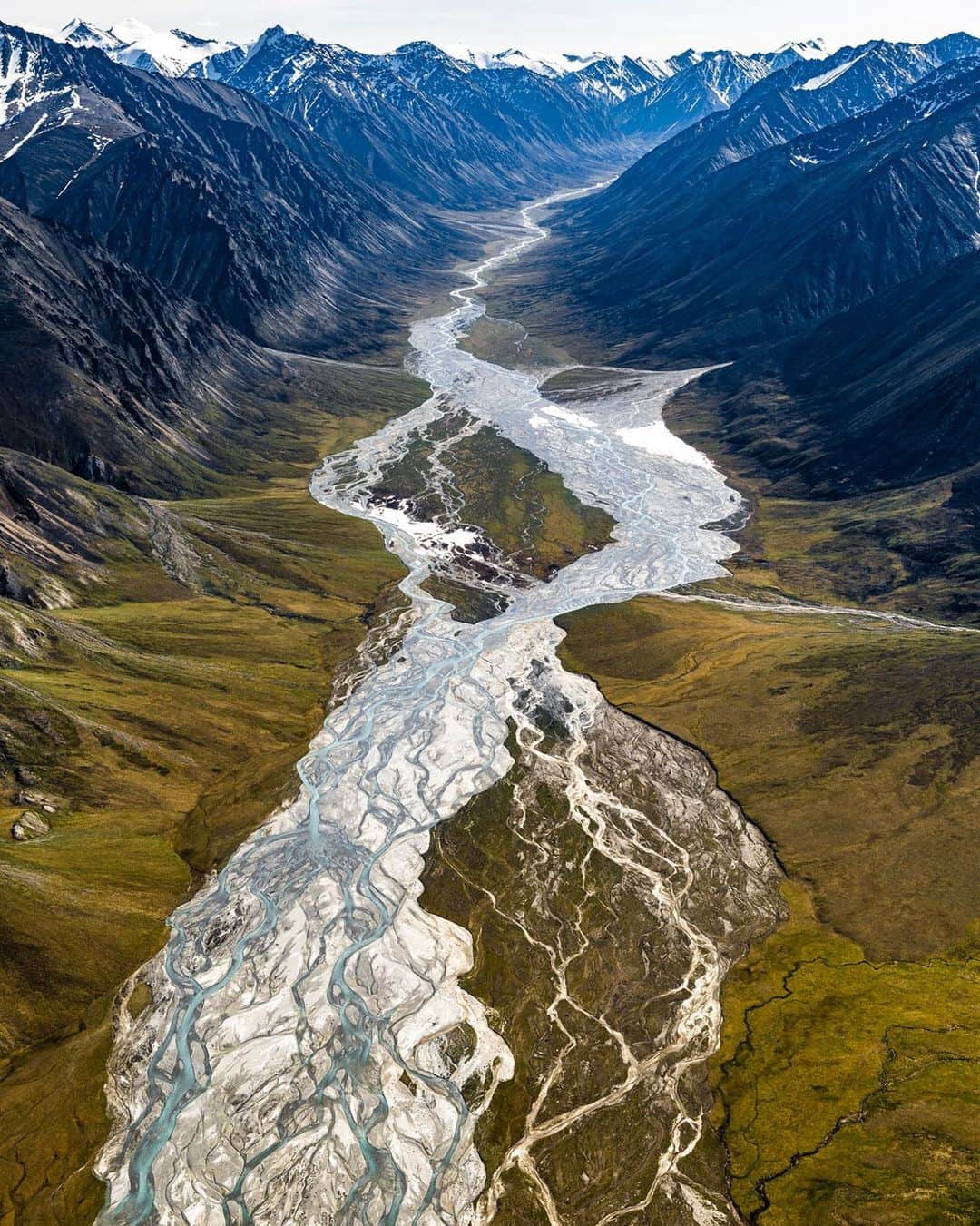 トミー・コールドウェルのインスタグラム：「Several people told me this trip to the Arctic National Wildlife Refuge would be life changing. I had my doubts.  It’s hard to be truly moved by a place after having seen so much. But I must admit, I do feel something deep. Yes the beauty was unimaginable, the adventure epic. But I think it’s more than that. Maybe it’s the context of the place. One of the last truly wild landscapes in our country, seemingly untouched by industrialization, but with this weird dichotomy of being more affected by our warming planet.  It’s now in jeopardy of being trampled and exploited for oil.  Then there’s the human element. The Gwich’ins I shared time with are good humored, sturdy survivors, but they are justly concerned. Their lives depend on the food they get from the porcupine caribou herd. They spoke of how they adapted when their lands were taken by westerners, their children forced into boarding schools.  And how they certainly don’t want their sacred grounds to now be pillaged.  This is a complex topic that I am going to do my best to talk about my experiences over the coming weeks. And don’t worry, it’s not all doom and gloom. Although the topic is heavy, the trip itself was filled with more laughter and good old fashioned fun than any I have been on recently.  Thanks to my incredible teammates @clare_gallagher_runs @slukenelson and @austin_siadak. Look for future posts if you are interested, unfollow me if you don’t care. Challenge my views if you feel so inclined. I look forward to the conversations to come.  If you want an easy way to get involved in the fight to protect this place you can text Don’tdrill to 52886 📷 @austin_siadak」