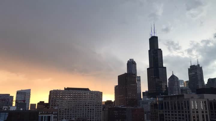 のインスタグラム：「Chicago! Thank you for the lovely welcome this evening! Excited to rock with you tomorrow night!」