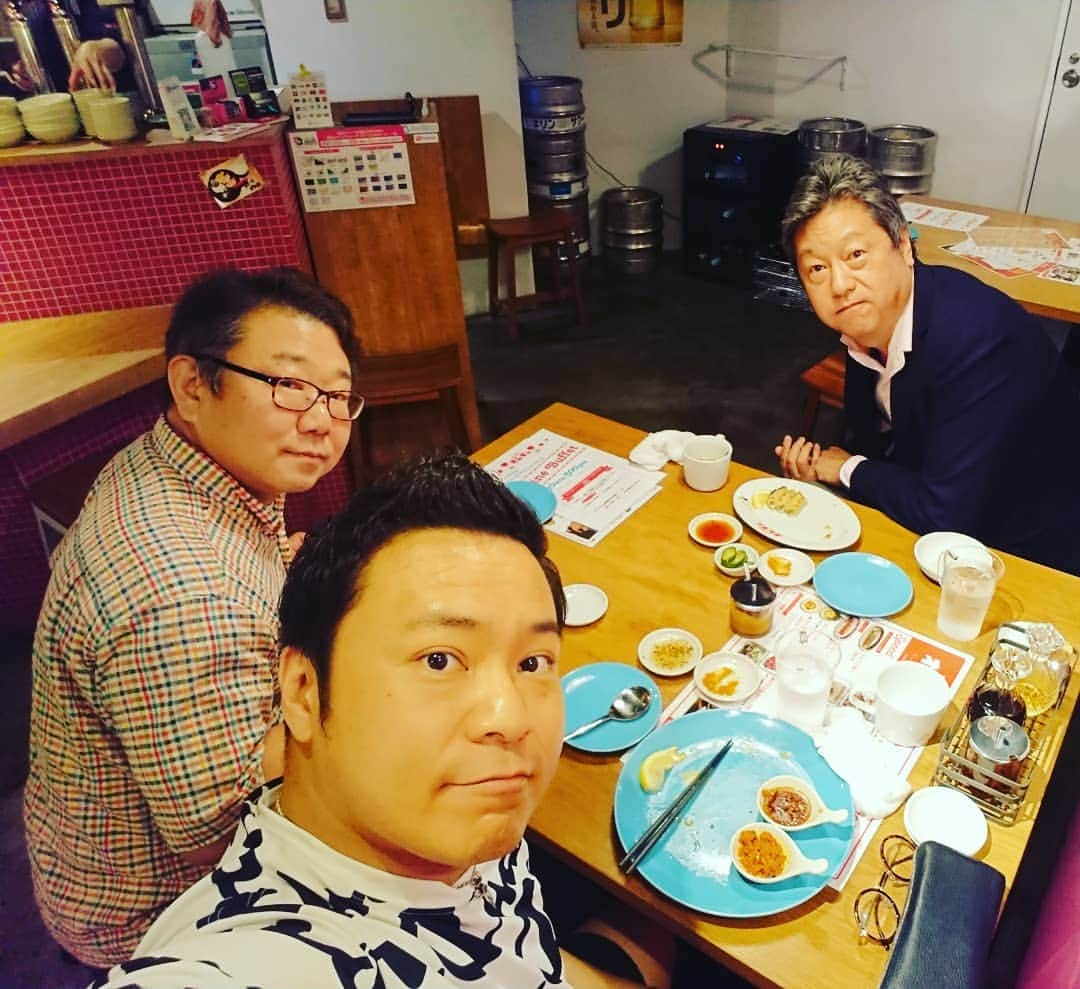 高井俊彦さんのインスタグラム写真 - (高井俊彦Instagram)「【西梅田合間ランチ☔🍴2019.6.27】 お世話になっている岡崎さんとハービスプラザ地下一階にある『オレギョ』へ😃✌️ はじめさんとランチも久しぶりでした✨  オレギョって餃子屋さん‼️ ワンコインランチもやってるリーズナブルなお店🎶 餃子の写真取り忘れた☺️💦 岡崎さんありがとうございました⤴️⤴️⤴️」6月27日 14時29分 - takai_toshihiko