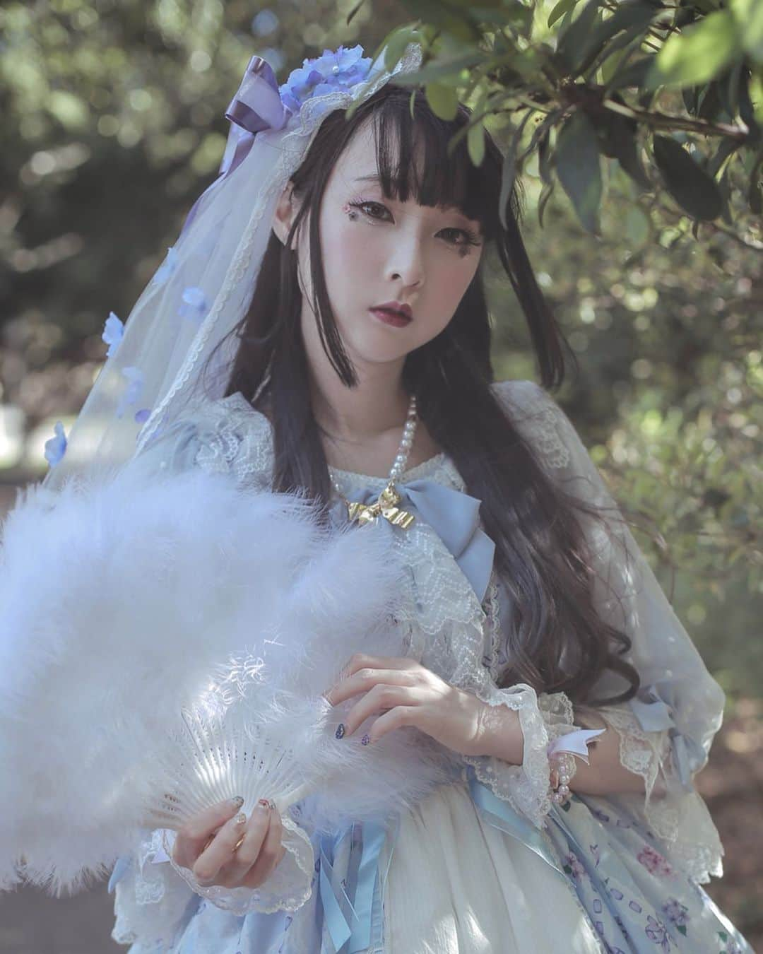 RinRinさんのインスタグラム写真 - (RinRinInstagram)「Carry a feather fan on you at all times. (Photo by @crow_zoey ) . . . #rinrindoll #rinrinlolita #crowzoey #lolitafashion #angelicpretty #japanesefashion #tokyofashion #harajukufashion #ロリィタ #ロリータ #あじさい #紫陽花 #hydrangea」6月27日 14時31分 - rinrindoll