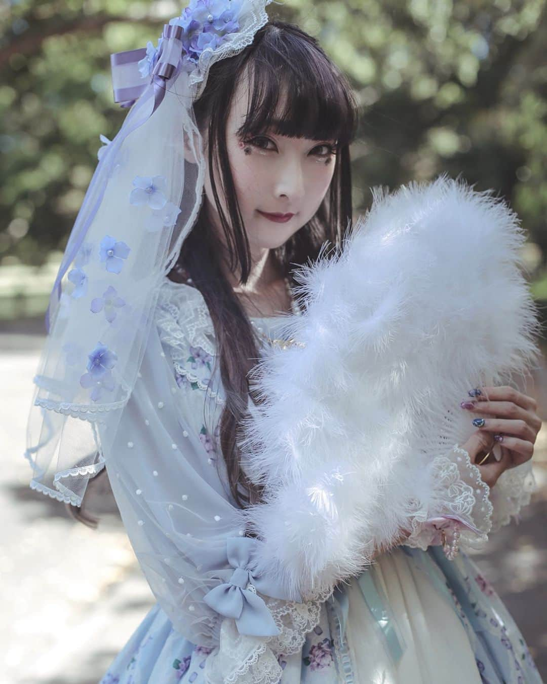 RinRinさんのインスタグラム写真 - (RinRinInstagram)「Carry a feather fan on you at all times. (Photo by @crow_zoey ) . . . #rinrindoll #rinrinlolita #crowzoey #lolitafashion #angelicpretty #japanesefashion #tokyofashion #harajukufashion #ロリィタ #ロリータ #あじさい #紫陽花 #hydrangea」6月27日 14時31分 - rinrindoll